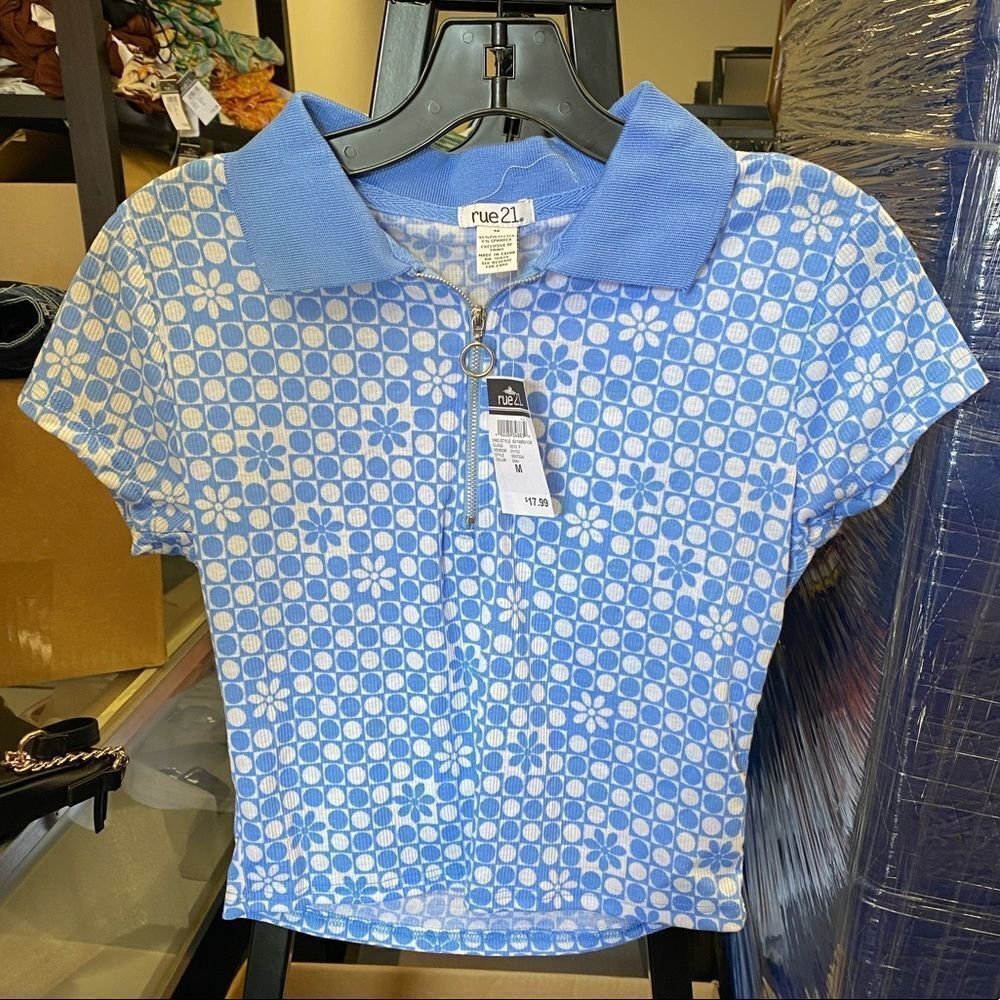 Super Cute Blue & White Top💙🤍NWT